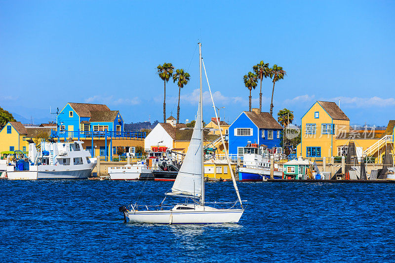 渔村在Marina Del Rey港口和帆船，加州